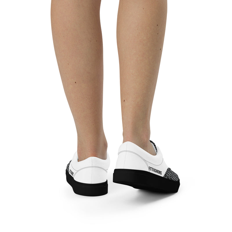 Women’s lace-up canvas shoes
